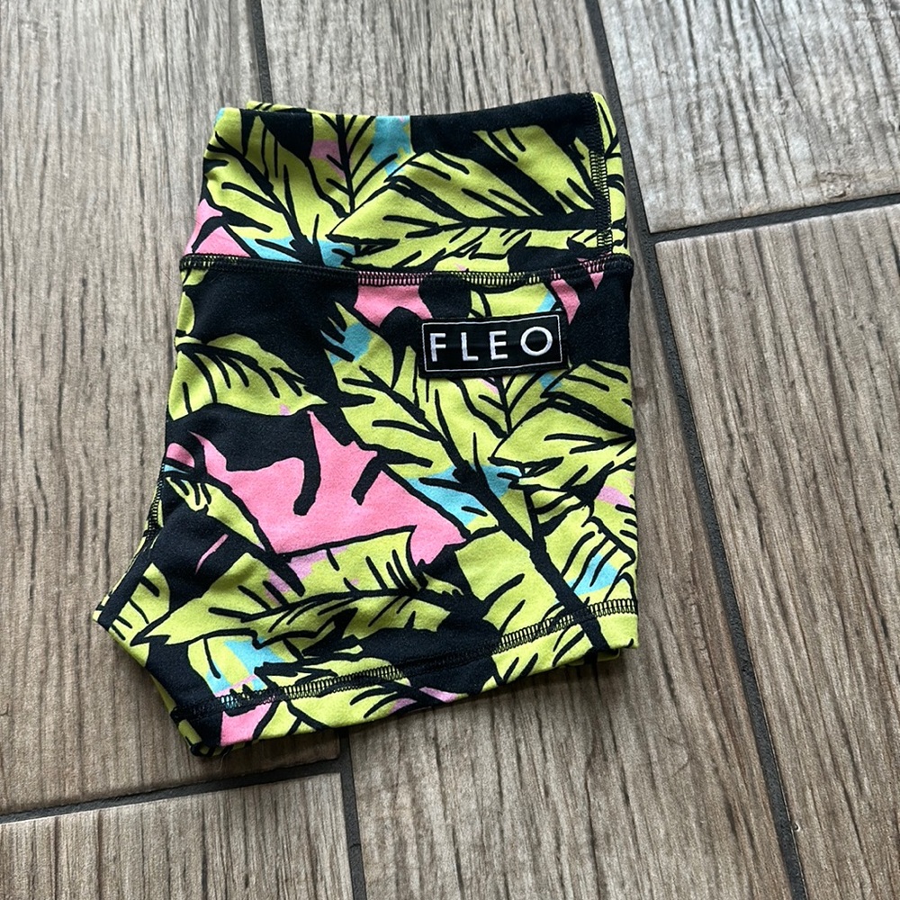 Fleo midrise 2.5” Miami Flowers gently used